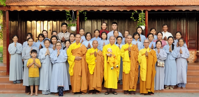 Buddhists wishing Tet Senior Ven. Thich Chan Tinh on the Tet's 6th day
