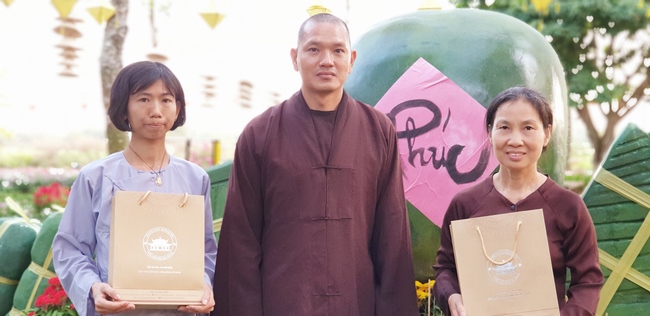 Buddhists wishing Tet Senior Ven. Thich Chan Tinh on the Tet's 6th day