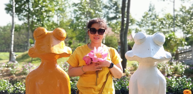 Buddhists wishing Tet Senior Ven. Thich Chan Tinh on the Tet's 6th day