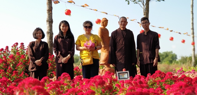 Buddhists wishing Tet Senior Ven. Thich Chan Tinh on the Tet's 6th day