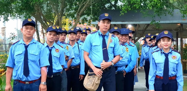 The security guard of the Hoang Phap Pagoda wishing Tet Senior Venerable Thich Chan Tinh on the lunar seventh Day