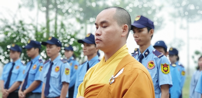 The security guard of the Hoang Phap Pagoda wishing Tet Senior Venerable Thich Chan Tinh on the lunar seventh Day
