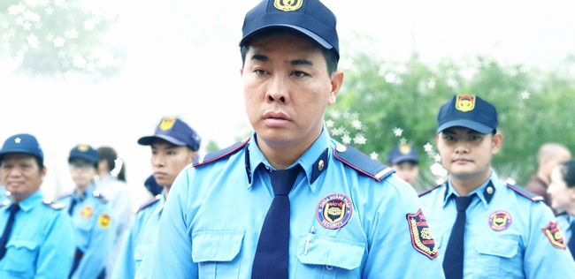 The security guard of the Hoang Phap Pagoda wishing Tet Senior Venerable Thich Chan Tinh on the lunar seventh Day