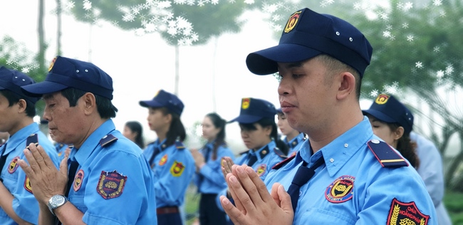 The security guard of the Hoang Phap Pagoda wishing Tet Senior Venerable Thich Chan Tinh on the lunar seventh Day