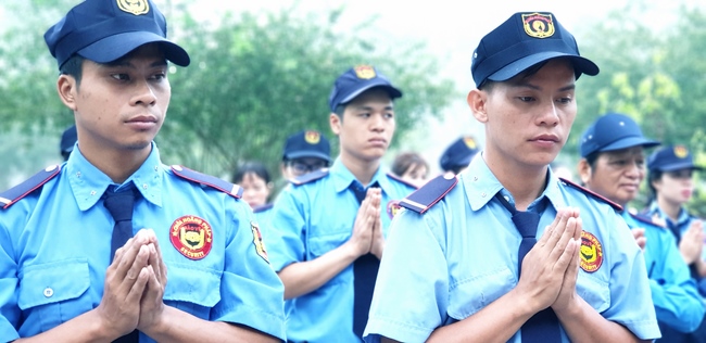 The security guard of the Hoang Phap Pagoda wishing Tet Senior Venerable Thich Chan Tinh on the lunar seventh Day