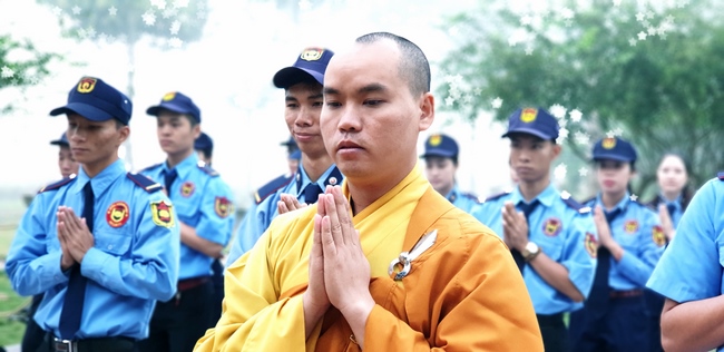 The security guard of the Hoang Phap Pagoda wishing Tet Senior Venerable Thich Chan Tinh on the lunar seventh Day