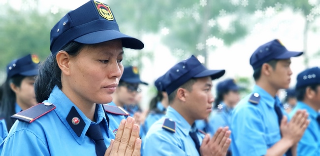 The security guard of the Hoang Phap Pagoda wishing Tet Senior Venerable Thich Chan Tinh on the lunar seventh Day