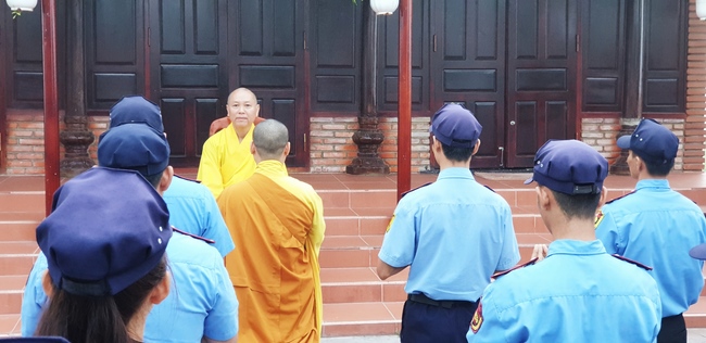 The security guard of the Hoang Phap Pagoda wishing Tet Senior Venerable Thich Chan Tinh on the lunar seventh Day