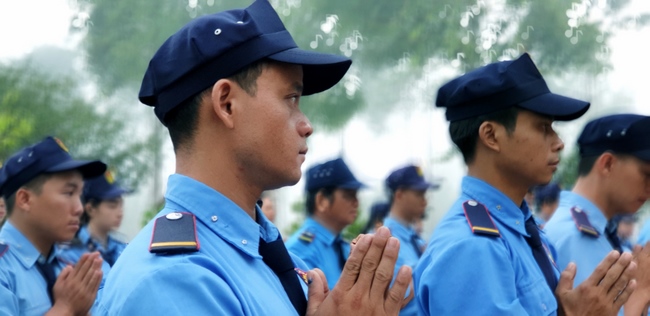 The security guard of the Hoang Phap Pagoda wishing Tet Senior Venerable Thich Chan Tinh on the lunar seventh Day