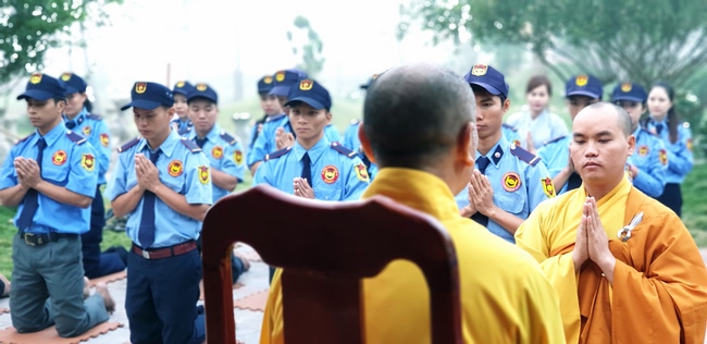 The security guard of the Hoang Phap Pagoda wishing Tet Senior Venerable Thich Chan Tinh on the lunar seventh Day