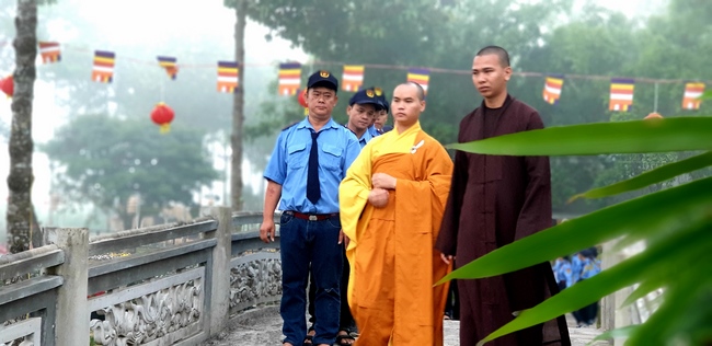 The security guard of the Hoang Phap Pagoda wishing Tet Senior Venerable Thich Chan Tinh on the lunar seventh Day