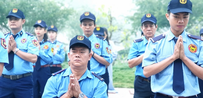 The security guard of the Hoang Phap Pagoda wishing Tet Senior Venerable Thich Chan Tinh on the lunar seventh Day