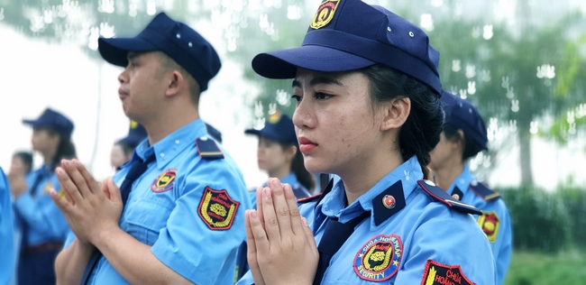 The security guard of the Hoang Phap Pagoda wishing Tet Senior Venerable Thich Chan Tinh on the lunar seventh Day