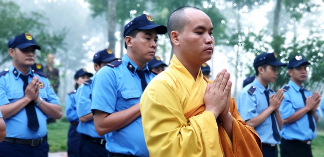 The security guard of the Hoang Phap Pagoda wishing Tet Senior Venerable Thich Chan Tinh on the lunar seventh Day