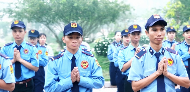 The security guard of the Hoang Phap Pagoda wishing Tet Senior Venerable Thich Chan Tinh on the lunar seventh Day