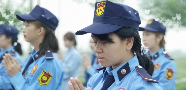 The security guard of the Hoang Phap Pagoda wishing Tet Senior Venerable Thich Chan Tinh on the lunar seventh Day