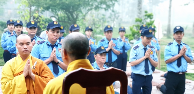 The security guard of the Hoang Phap Pagoda wishing Tet Senior Venerable Thich Chan Tinh on the lunar seventh Day