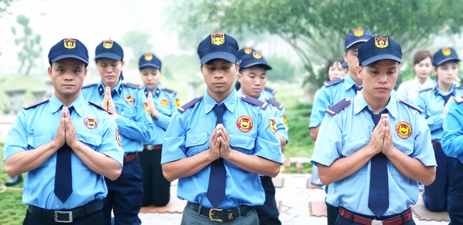 The security guard of the Hoang Phap Pagoda wishing Tet Senior Venerable Thich Chan Tinh on the lunar seventh Day