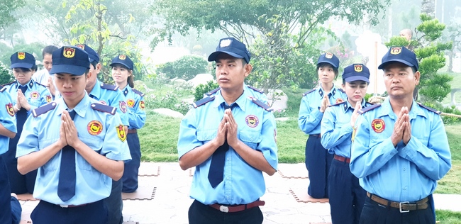 The security guard of the Hoang Phap Pagoda wishing Tet Senior Venerable Thich Chan Tinh on the lunar seventh Day