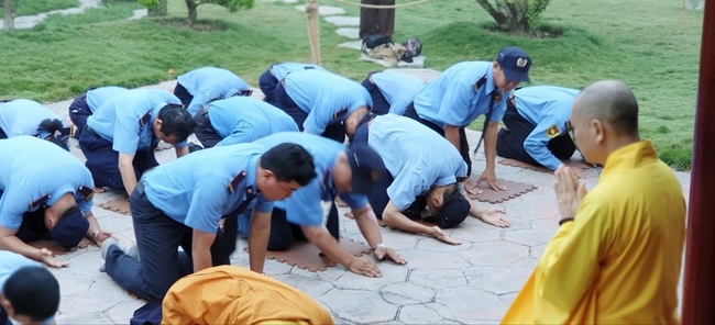 The security guard of the Hoang Phap Pagoda wishing Tet Senior Venerable Thich Chan Tinh on the lunar seventh Day