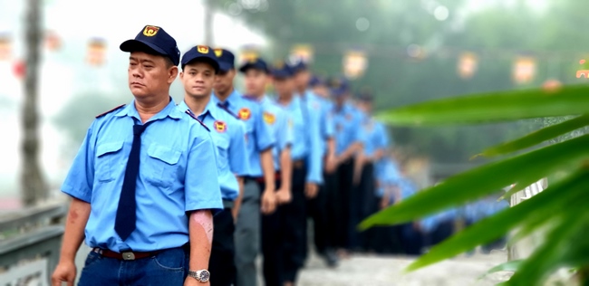 The security guard of the Hoang Phap Pagoda wishing Tet Senior Venerable Thich Chan Tinh on the lunar seventh Day