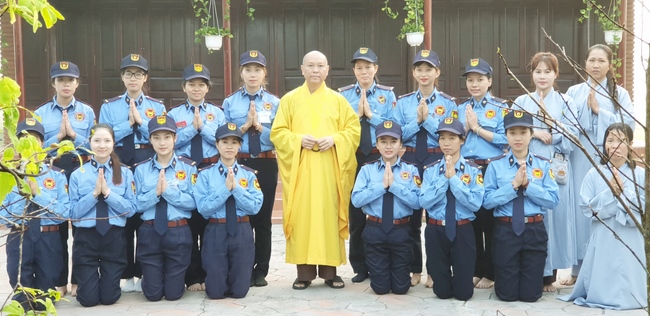 The security guard of the Hoang Phap Pagoda wishing Tet Senior Venerable Thich Chan Tinh on the lunar seventh Day