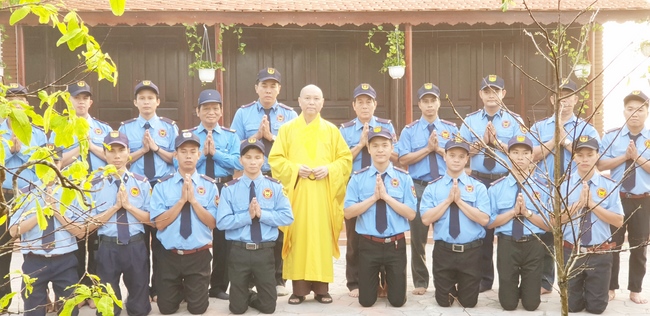 The security guard of the Hoang Phap Pagoda wishing Tet Senior Venerable Thich Chan Tinh on the lunar seventh Day