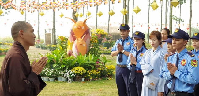 The security guard of the Hoang Phap Pagoda wishing Tet Senior Venerable Thich Chan Tinh on the lunar seventh Day