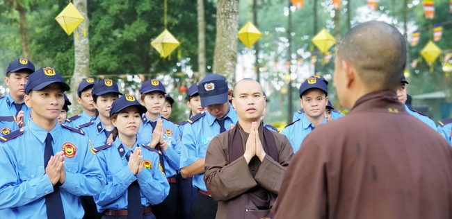 The security guard of the Hoang Phap Pagoda wishing Tet Senior Venerable Thich Chan Tinh on the lunar seventh Day