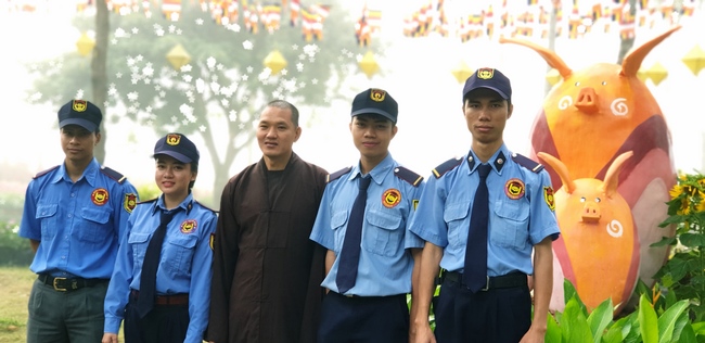 The security guard of the Hoang Phap Pagoda wishing Tet Senior Venerable Thich Chan Tinh on the lunar seventh Day