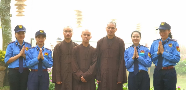 The security guard of the Hoang Phap Pagoda wishing Tet Senior Venerable Thich Chan Tinh on the lunar seventh Day