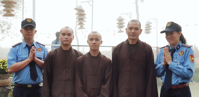 The security guard of the Hoang Phap Pagoda wishing Tet Senior Venerable Thich Chan Tinh on the lunar seventh Day