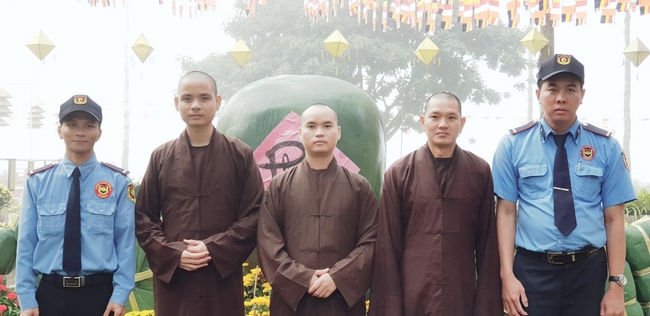 The security guard of the Hoang Phap Pagoda wishing Tet Senior Venerable Thich Chan Tinh on the lunar seventh Day