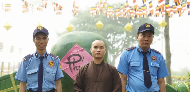 The security guard of the Hoang Phap Pagoda wishing Tet Senior Venerable Thich Chan Tinh on the lunar seventh Day