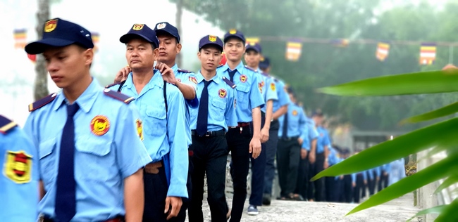 The security guard of the Hoang Phap Pagoda wishing Tet Senior Venerable Thich Chan Tinh on the lunar seventh Day
