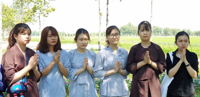 The security guard of the Hoang Phap Pagoda wishing Tet Senior Venerable Thich Chan Tinh on the lunar seventh Day