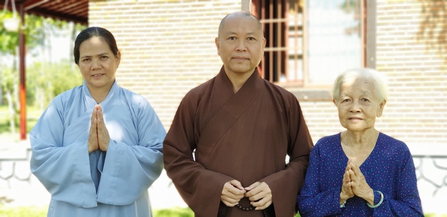 The security guard of the Hoang Phap Pagoda wishing Tet Senior Venerable Thich Chan Tinh on the lunar seventh Day