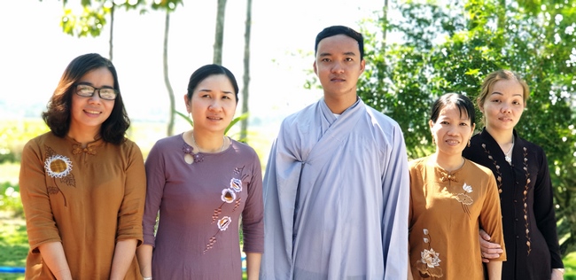 The security guard of the Hoang Phap Pagoda wishing Tet Senior Venerable Thich Chan Tinh on the lunar seventh Day