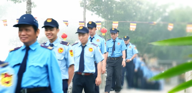 The security guard of the Hoang Phap Pagoda wishing Tet Senior Venerable Thich Chan Tinh on the lunar seventh Day