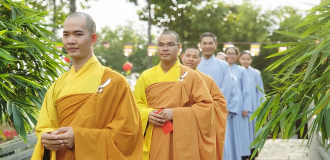 The security guard of the Hoang Phap Pagoda wishing Tet Senior Venerable Thich Chan Tinh on the lunar seventh Day