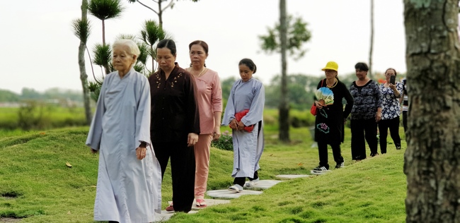 The security guard of the Hoang Phap Pagoda wishing Tet Senior Venerable Thich Chan Tinh on the lunar seventh Day