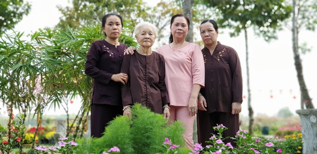 The security guard of the Hoang Phap Pagoda wishing Tet Senior Venerable Thich Chan Tinh on the lunar seventh Day
