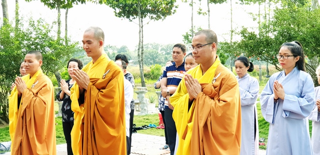 The security guard of the Hoang Phap Pagoda wishing Tet Senior Venerable Thich Chan Tinh on the lunar seventh Day