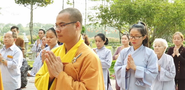 The security guard of the Hoang Phap Pagoda wishing Tet Senior Venerable Thich Chan Tinh on the lunar seventh Day