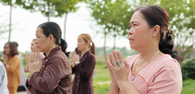 The security guard of the Hoang Phap Pagoda wishing Tet Senior Venerable Thich Chan Tinh on the lunar seventh Day
