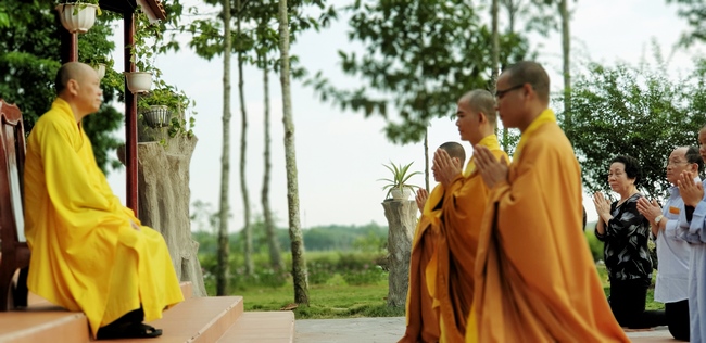 The security guard of the Hoang Phap Pagoda wishing Tet Senior Venerable Thich Chan Tinh on the lunar seventh Day