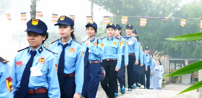 The security guard of the Hoang Phap Pagoda wishing Tet Senior Venerable Thich Chan Tinh on the lunar seventh Day