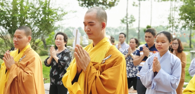 The security guard of the Hoang Phap Pagoda wishing Tet Senior Venerable Thich Chan Tinh on the lunar seventh Day