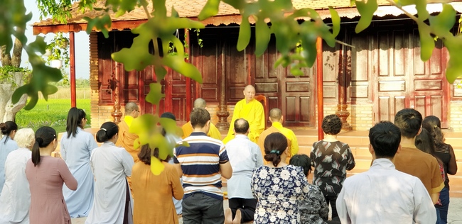 The security guard of the Hoang Phap Pagoda wishing Tet Senior Venerable Thich Chan Tinh on the lunar seventh Day
