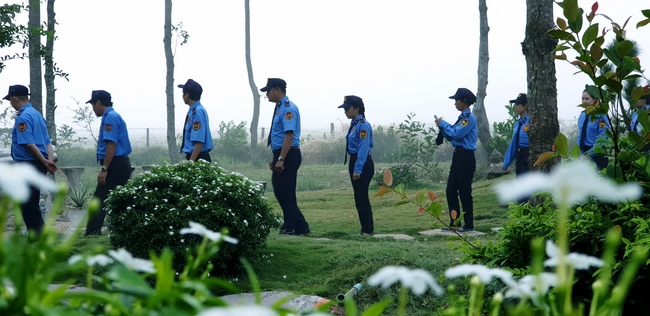 The security guard of the Hoang Phap Pagoda wishing Tet Senior Venerable Thich Chan Tinh on the lunar seventh Day